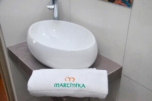Standard Suite, City View | Bathroom | Shower - HOTEL MARTINIKA (San Isidro)