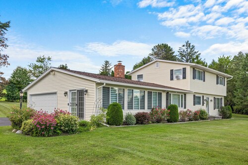 Wine Trail Retreat with Lake Access and Hot Tub