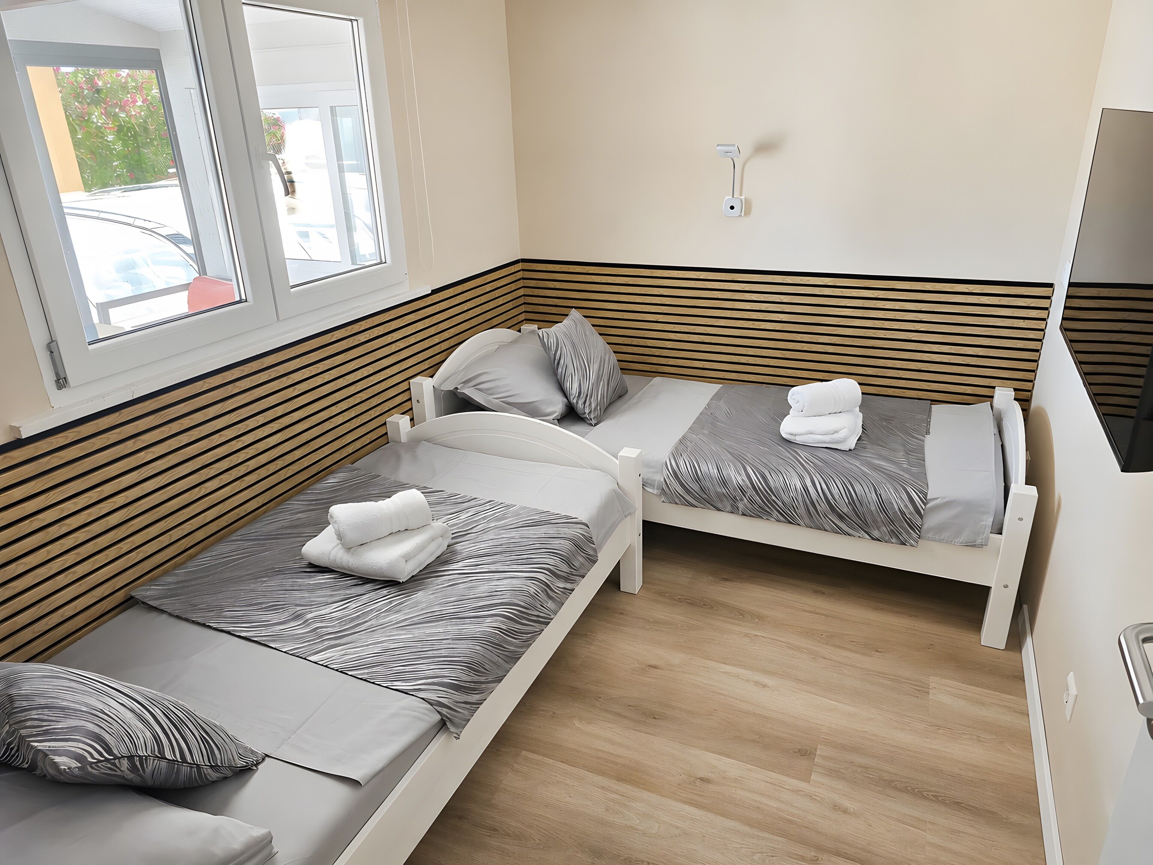 7 chambres, fer et planche à repasser, Wi-Fi, draps fournis