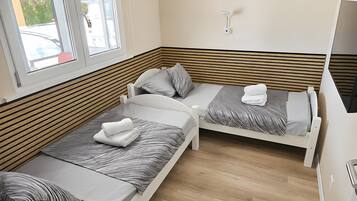 7 chambres, fer et planche à repasser, Wi-Fi, draps fournis