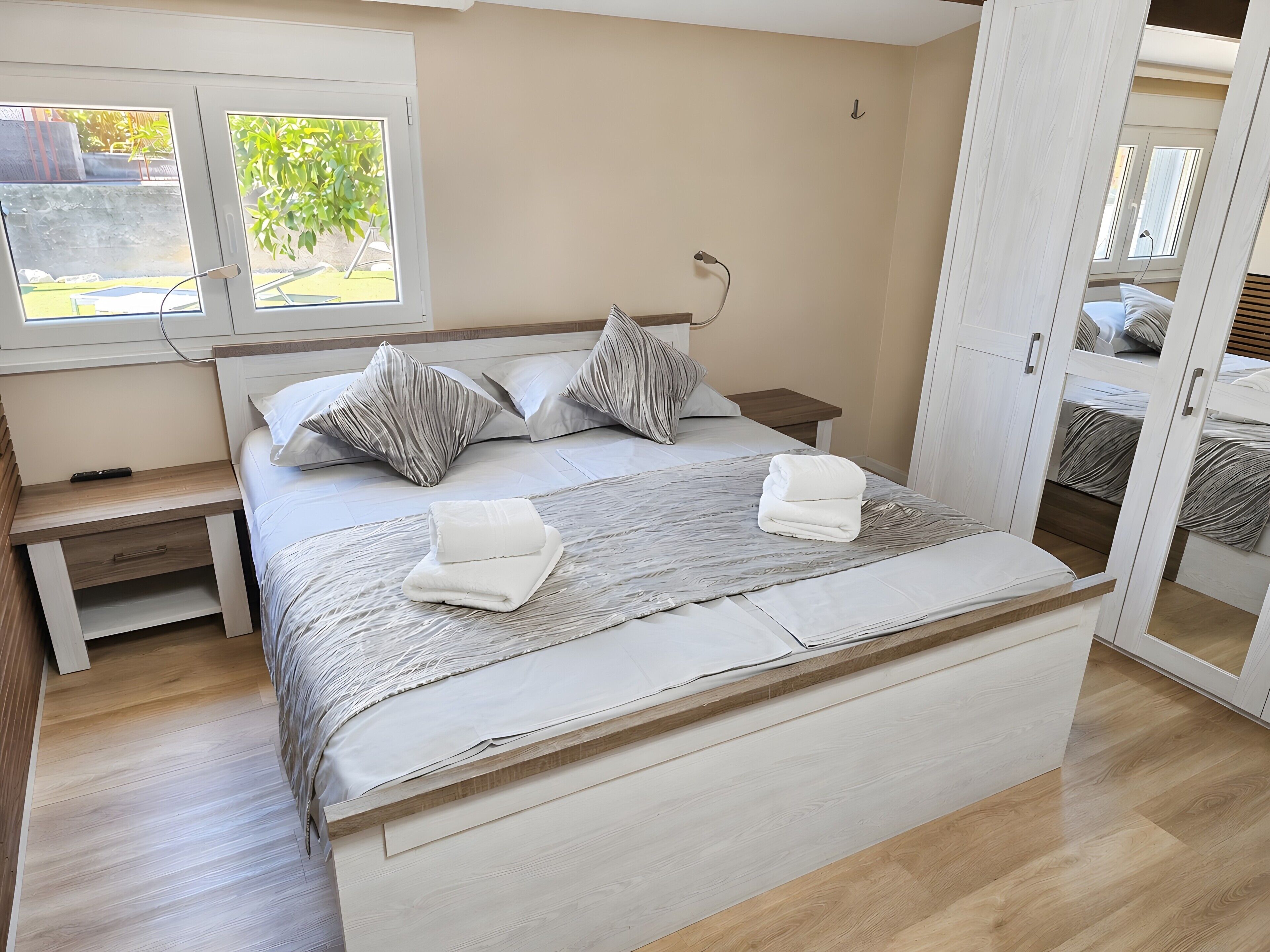 7 chambres, fer et planche à repasser, Wi-Fi, draps fournis