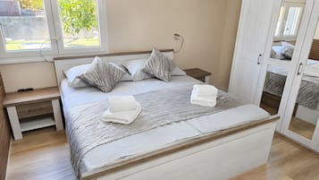 7 bedrooms, iron/ironing board, WiFi, bed sheets