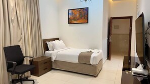 Premium bedding, desk, laptop workspace, iron/ironing board (on request) - Alsmou Hotel Apartments Nizwa (Birkat Al Mouz)