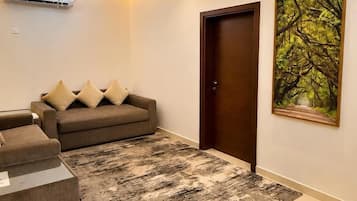 Apartament Deluxe, 1 dormitori, no fumadors | Sala d'estar | Televisor intel·ligent de 38 polzades amb canals digitals
