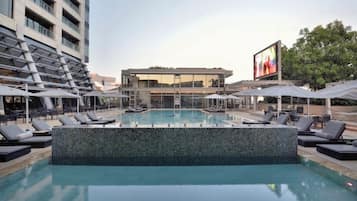 4 outdoor pools