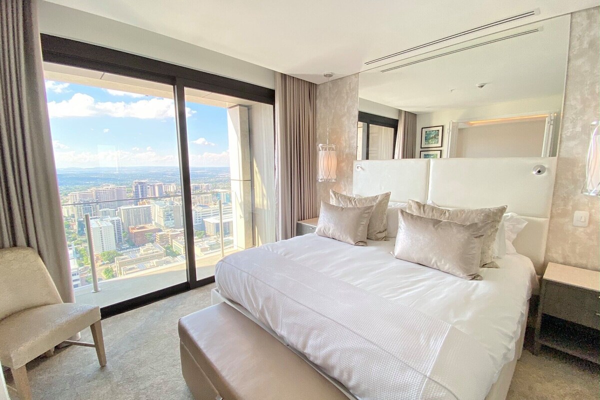 Luxury Apartment, Balcony, City View | Soundproofing, iron/ironing board, WiFi (free)