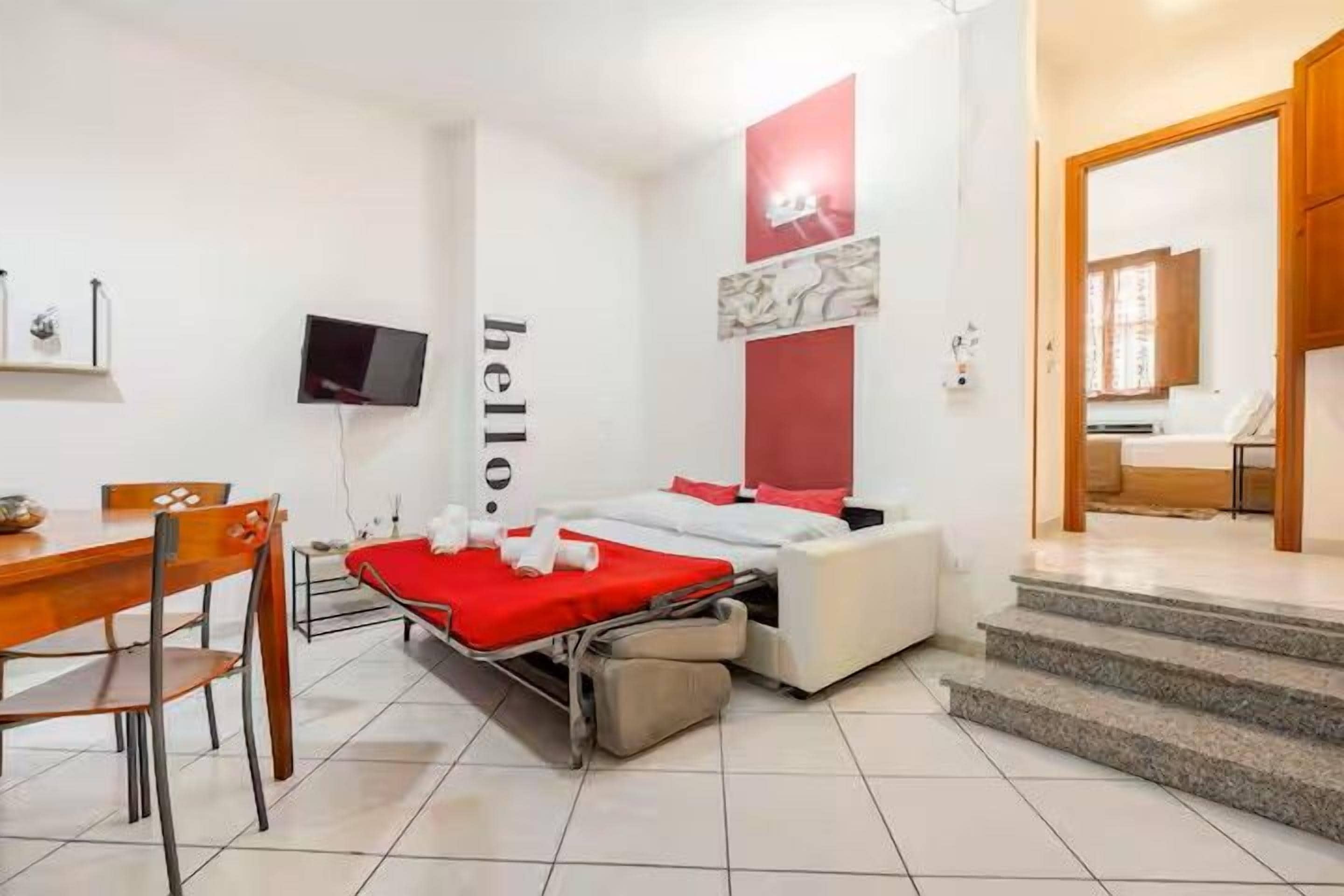 Una habitación de hotel moderna con una cama, un escritorio y una silla.
