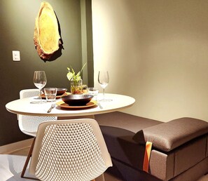 A dining area with a round table, chairs, and a bench. - Ancla del Sol by Hosppedar (Cabedelo)