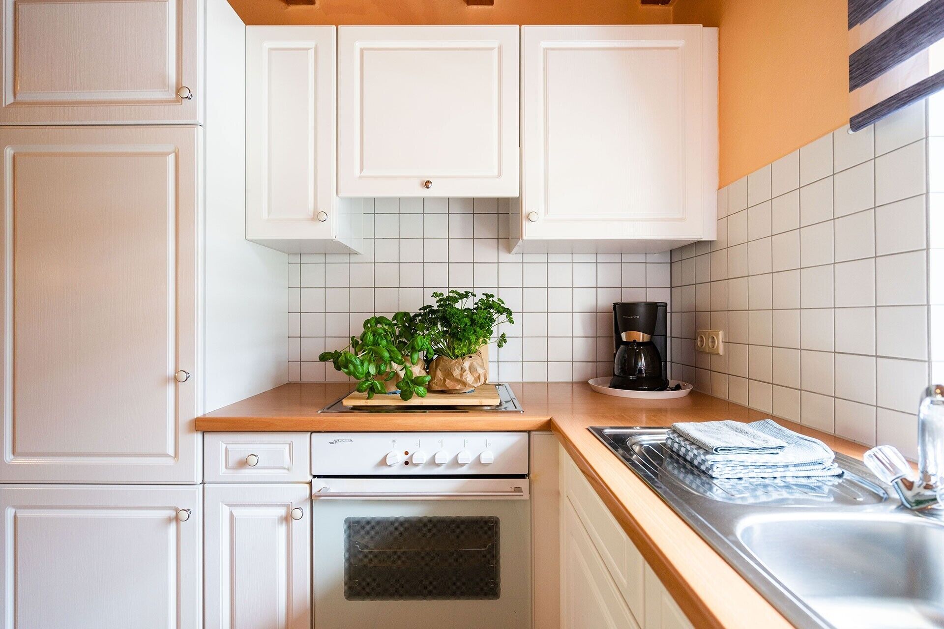 Coffee/tea maker, fridge, oven, stovetop