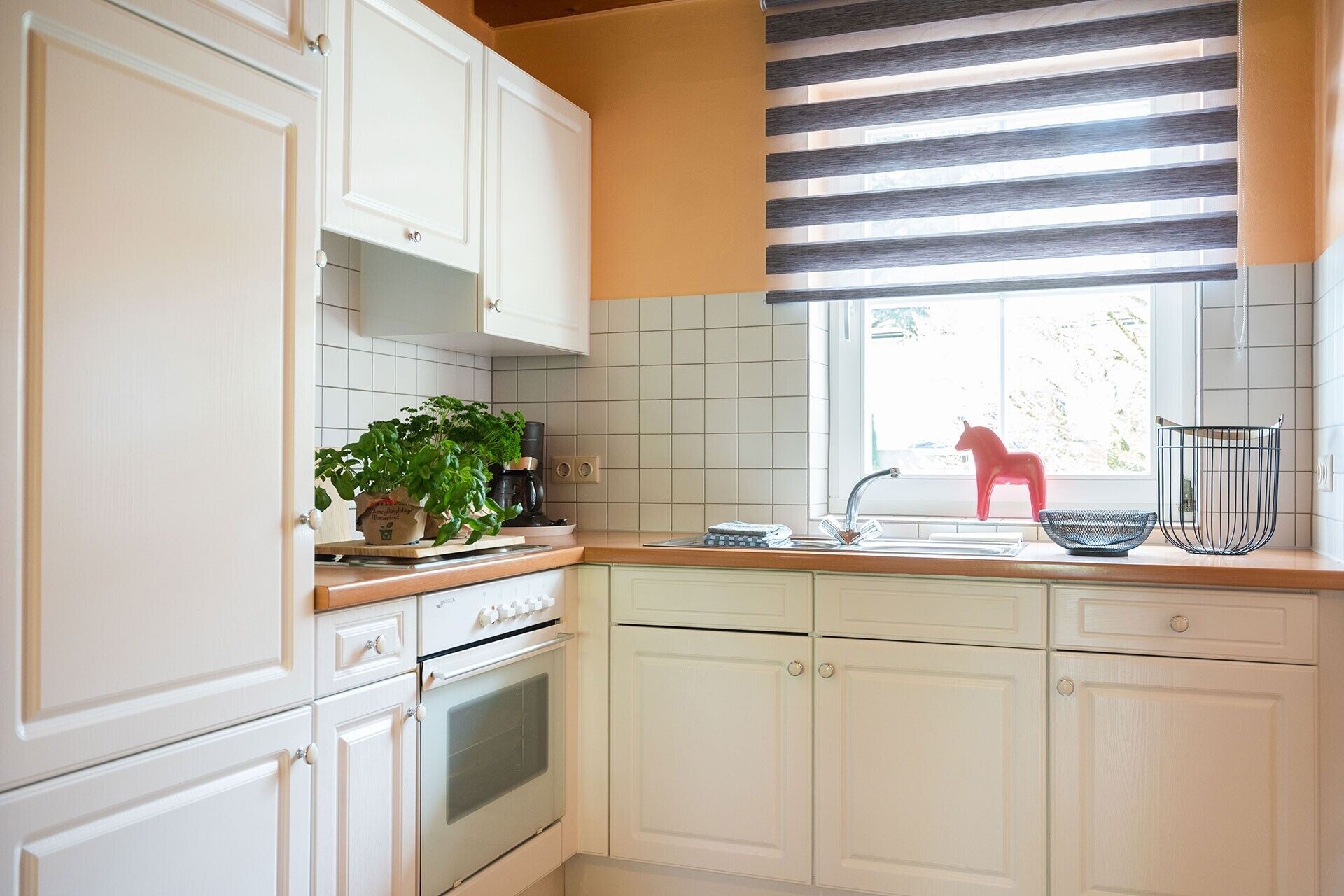 Wasserkocher mit Kaffee-/Teezubehör, Kühlschrank, Ofen, Herdplatte