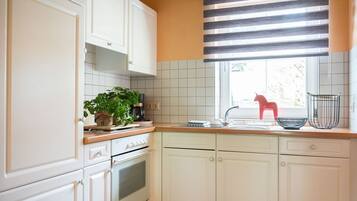 Wasserkocher mit Kaffee-/Teezubehör, Kühlschrank, Ofen, Herdplatte