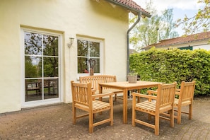 Outdoor dining - Holiday Home 'Ferienhof Homann Sauerland - LH 1' with Shared Terrace and Wi-Fi (Brilon)