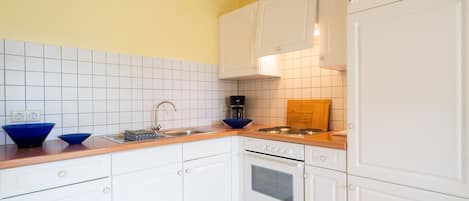 Cafetera y tetera, refrigerador, horno y parrilla de estufa