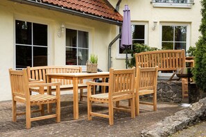 Outdoor dining - Holiday Home 'Ferienhof Homann Sauerland - LH 7' with Shared Terrace and Wi-Fi (Brilon)