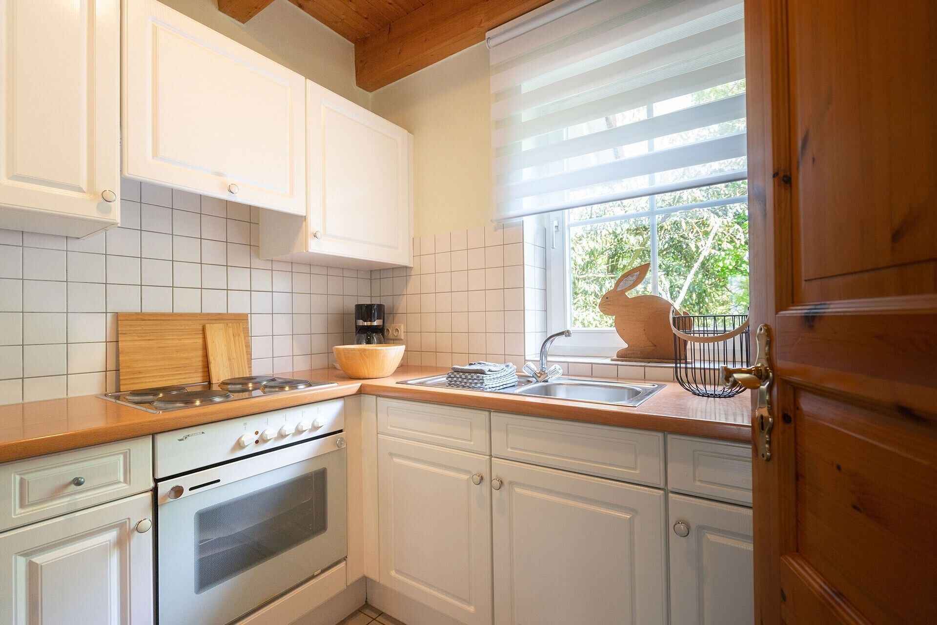 Wasserkocher mit Kaffee-/Teezubehör, Kühlschrank, Ofen, Herdplatte