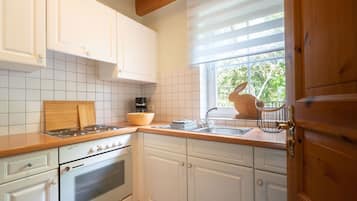 Wasserkocher mit Kaffee-/Teezubehör, Kühlschrank, Ofen, Herdplatte