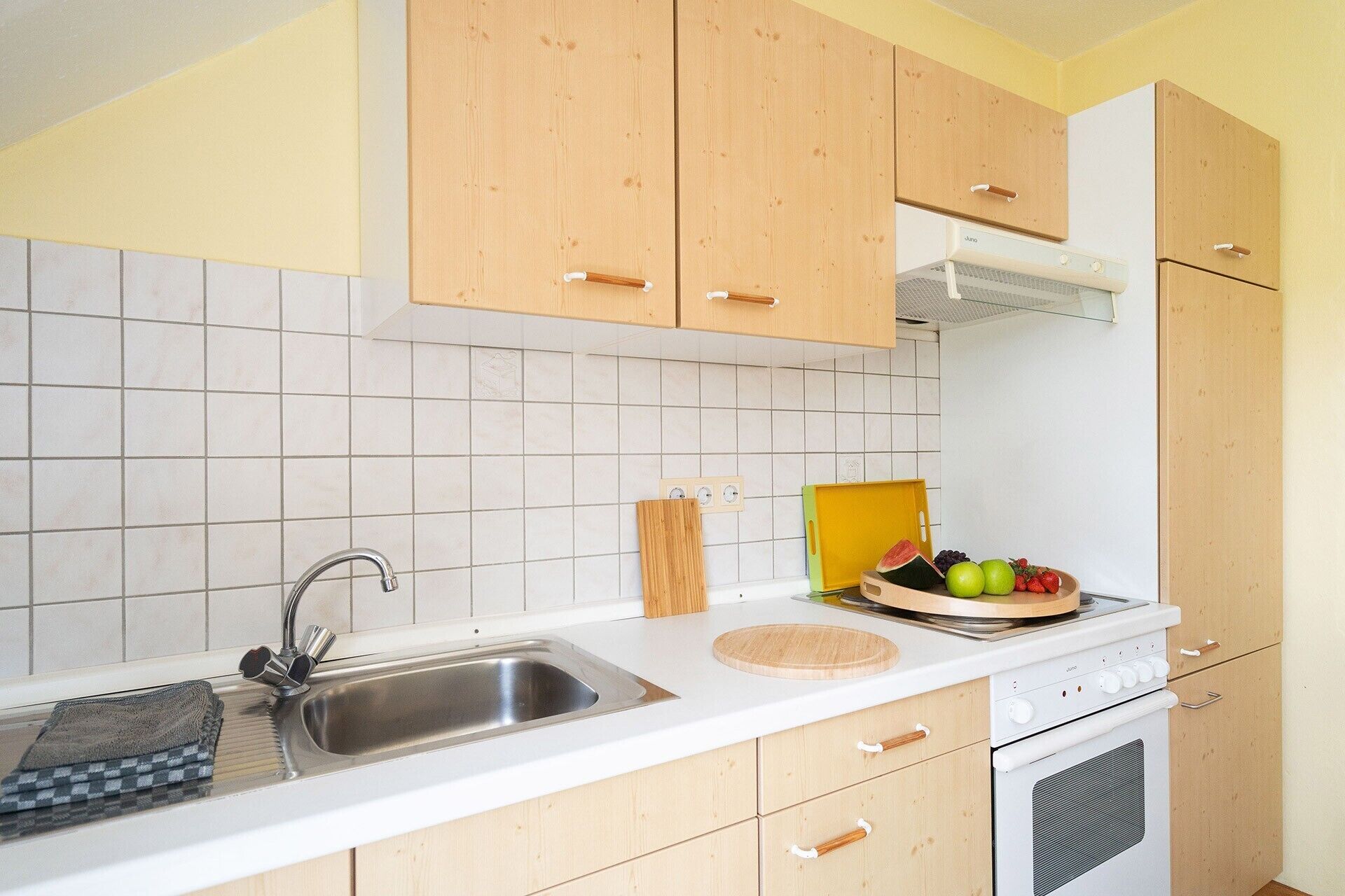 Coffee/tea maker, fridge, oven, stovetop