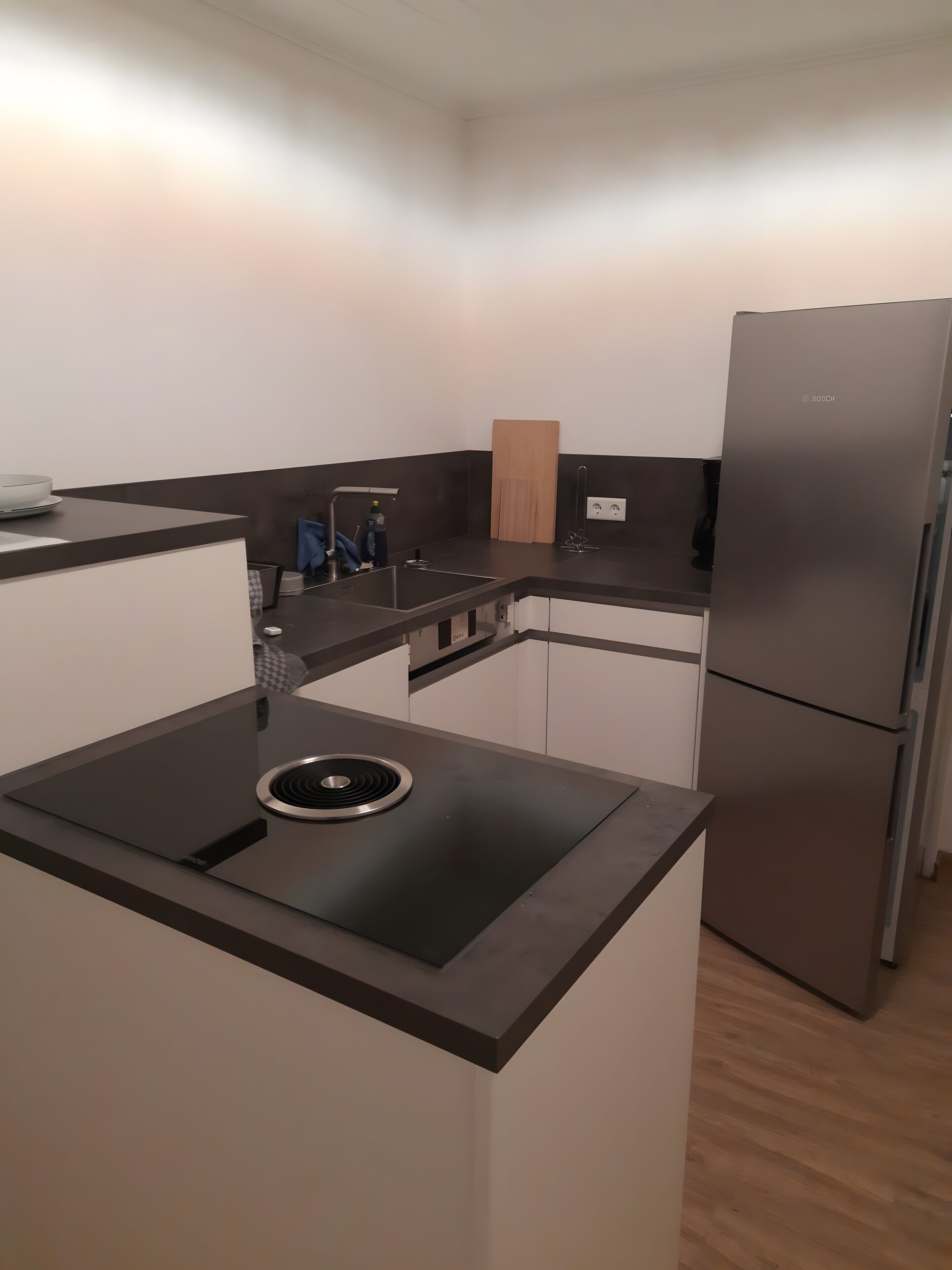 Coffee/tea maker, fridge, oven, stovetop