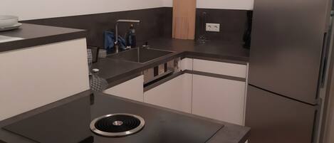 Coffee/tea maker, fridge, oven, stovetop