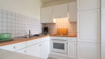 Cafetera/tetera, refrigerador, horno, placa de cocina