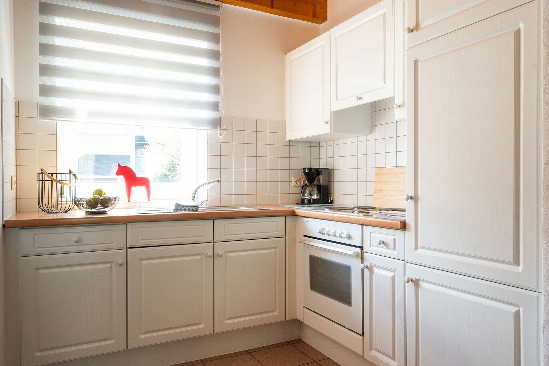 Coffee/tea maker, fridge, oven, stovetop