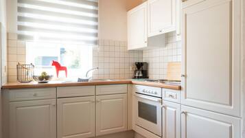 Coffee/tea maker, fridge, oven, stovetop