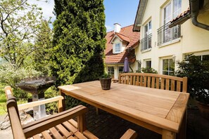 Outdoor dining - Holiday Home 'Ferienhof Homann Sauerland - LH 2' with Shared Terrace and Wi-Fi (Brilon)