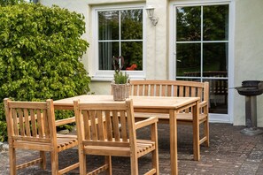 Outdoor dining - Holiday Home 'Ferienhof Homann Sauerland - LH 8' with Shared Terrace and Wi-Fi (Brilon)