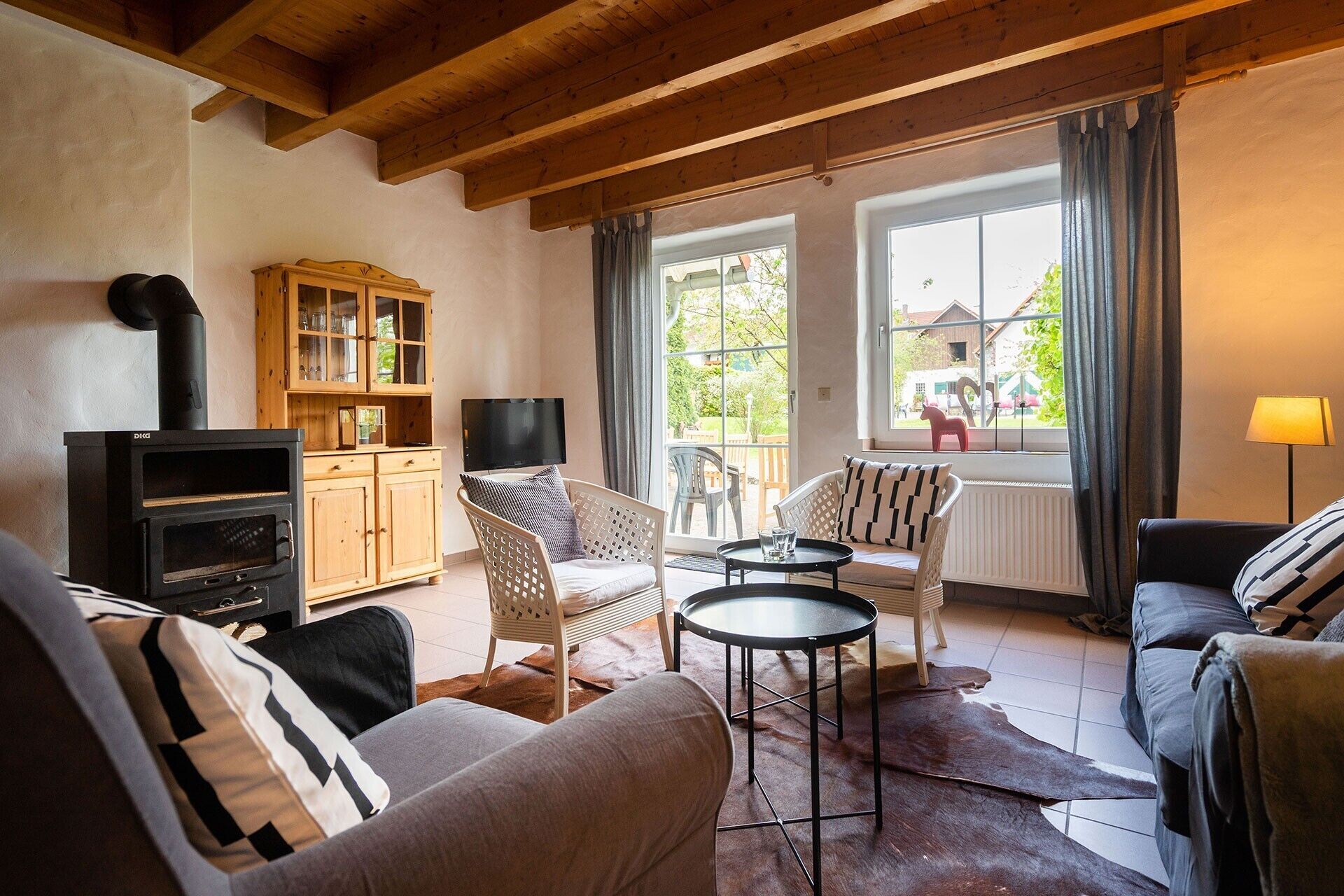 Fernseher, Kamin, Tischtennisplatte