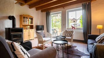 Fernseher, Kamin, Tischtennisplatte