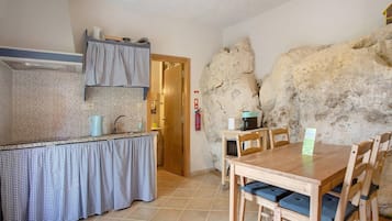 Wasserkocher mit Kaffee-/Teezubehör, Kühlschrank, Mikrowelle, Herdplatte