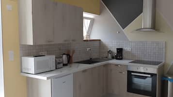 Coffee/tea maker, fridge, microwave, oven