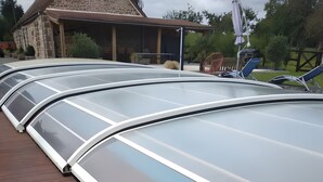Een reeks glazen zonnedaken met een houten dek.