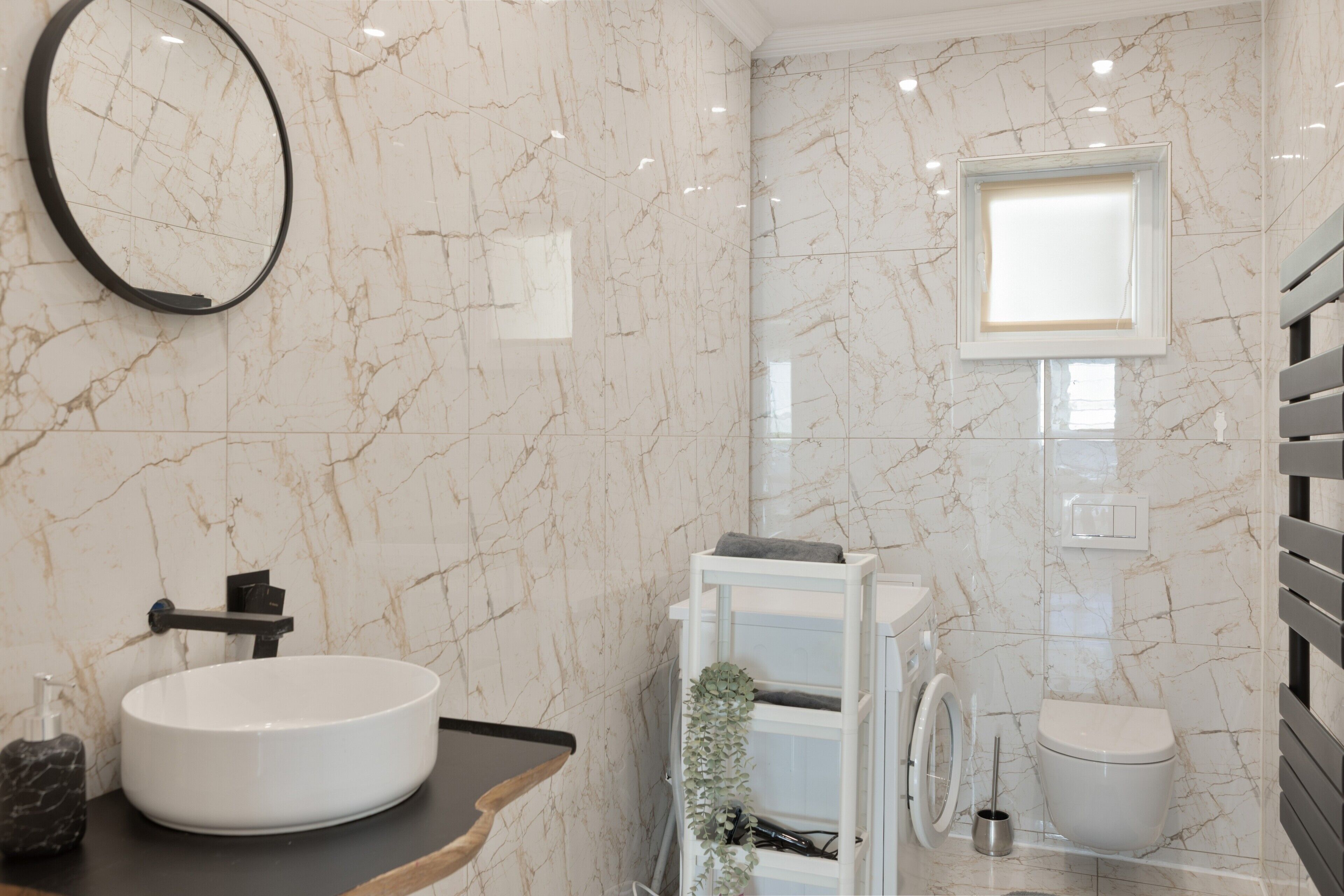 Ein Badezimmer mit Waschbecken, Toilette und Spiegel.