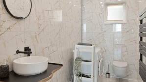 A bathroom with a white sink, a toilet, and a mirror. - Apartment "C & D II" with Shared Terrace and Wi-Fi (Bad Kissingen)