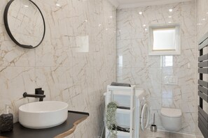 A bathroom with a white sink, a toilet, and a mirror. - Apartment "C & D II" with Shared Terrace and Wi-Fi (Bad Kissingen)