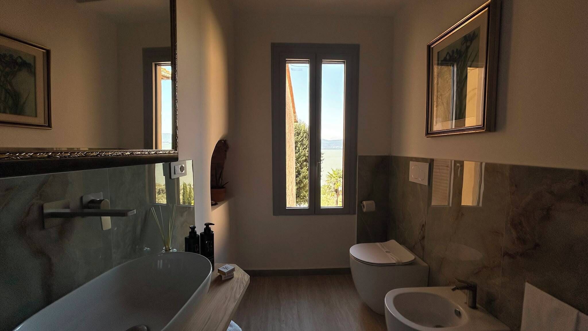 Habitación Premium, vista al lago | Baño | Amenidades de baño gratuitas, secadora de cabello, pantuflas, toallas 