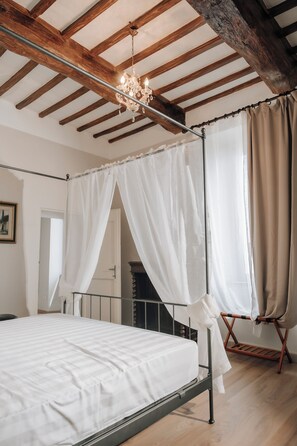 Suite Premium, vistas al lago | Caja fuerte, cortinas opacas, wifi gratis