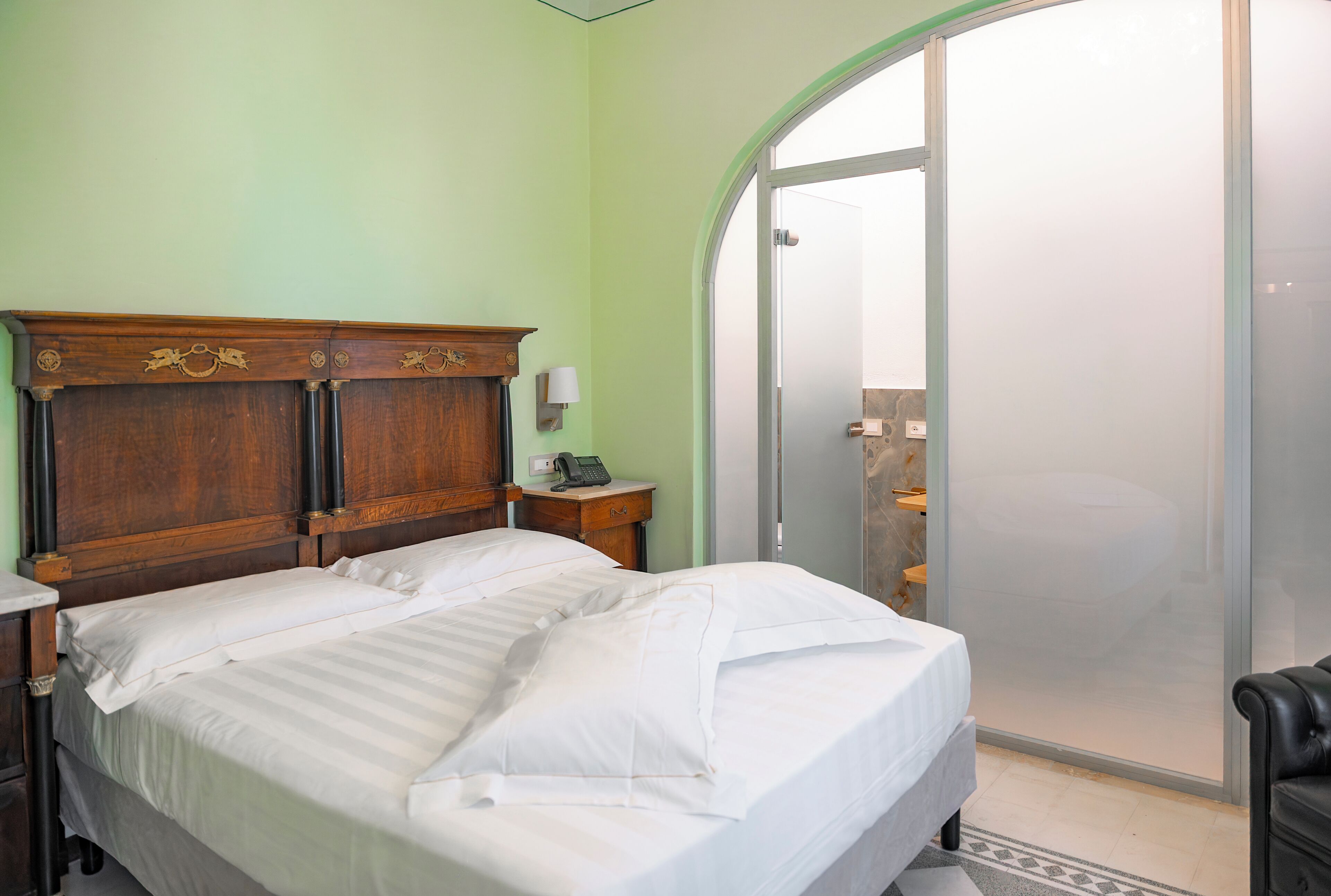 Suite exclusiva, vistas al lago | Caja fuerte, cortinas opacas, wifi gratis