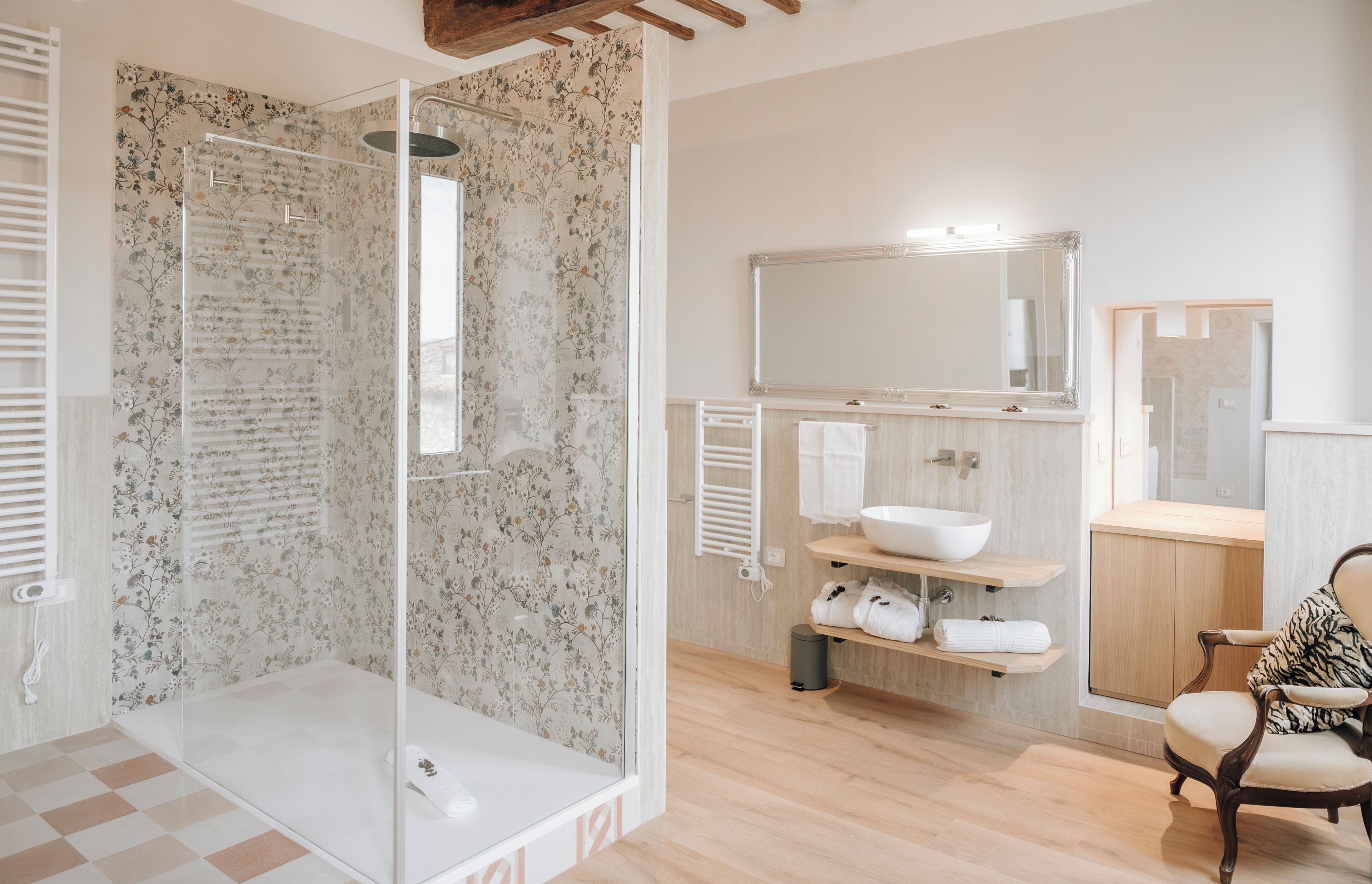 Habitación Premium | Baño | Artículos de higiene personal gratuitos, secador de pelo y zapatillas
