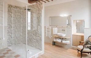 Habitación Premium | Baño | Artículos de higiene personal gratuitos, secador de pelo y zapatillas