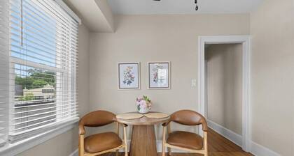 Cozy Downtown Studio | Walk to Metra