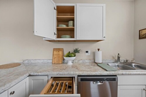 Cozy Downtown Studio | Walk to Metra