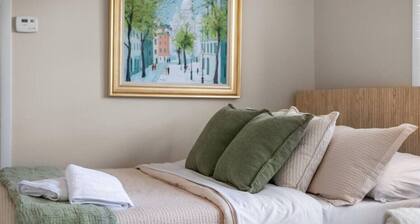 Cozy Downtown Studio | Walk to Metra