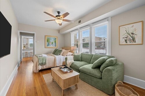 Cozy Downtown Studio | Walk to Metra