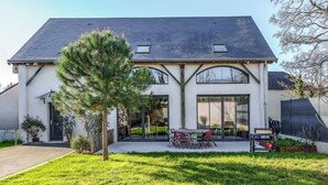 A modern two-story house with a large front lawn, a dining area with outdoor furniture, and a garage. - 180-square-meter house · Pool table · Air conditioning · Garden · Tours (Chambray-lès-Tours)