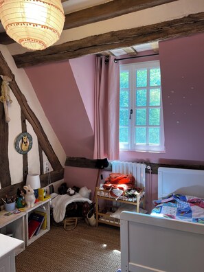Een strijkplank/strijkijzer, wifi, beddengoed