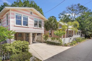 Ein zweistöckiges Wohnhaus mit Veranda und Garage.