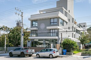 Um edifício moderno com uma placa que diz 'MANDALA SANTO ANTONIO'.