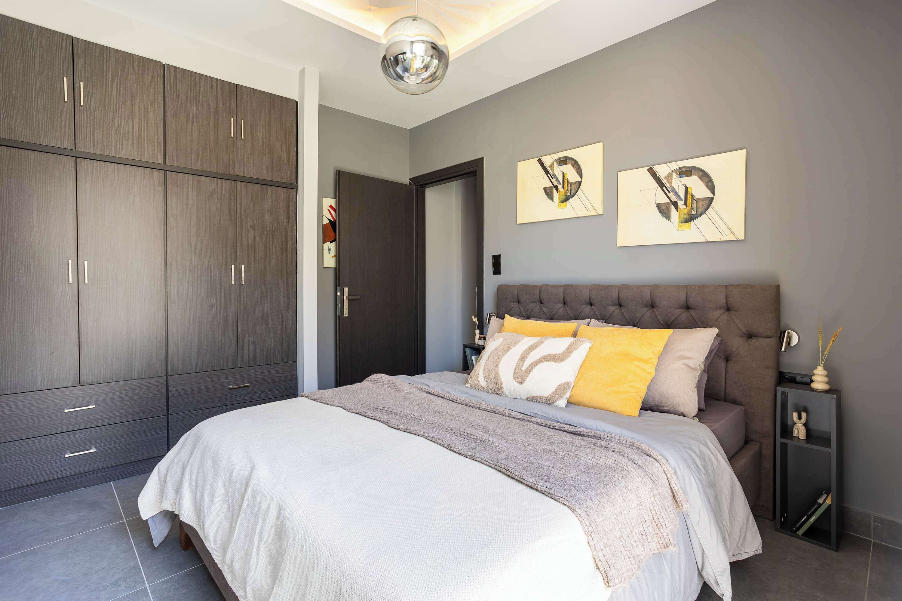 Iron/ironing board, travel crib, WiFi, bed sheets
